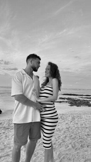 Benoît Douady Instagram - Ça fait 10 ans que t’es passé devant mes yeux 🎶 

À nos 10 ans mon amour d’amour! Notre vie a bien changé, tu es devenu une femme et une maman merveilleuse. 

Je t’aime @charlene_lemer ♥️