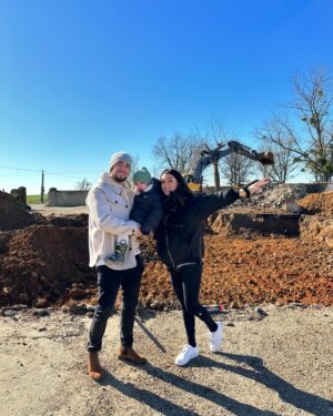 Benoît Douady Instagram - Nouvelle vie, nouveau départ 🔑 🏡 

Réception de notre maison pour le plus grand bonheur de la famille 💛
Quel projet intense et incroyable que de faire construire sa maison! 

27/02/2023 🏗️ - 10/04/2024 🔑