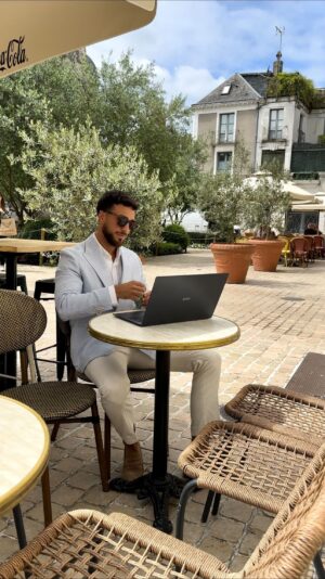 Benoît Douady Instagram - Immersion en pleine nature avec LG gram SuperSlim 🍃

Une facilité incroyable pour se déplacer et travailler dans n’importe quel contexte 💻

Ultra léger et puissant avec une longue autonomie ⚡️

Collaboration commerciale \@lg_france #LGgram