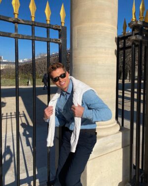 Benoît Dubois Instagram - Merci pour tous vos gentils messages 🙏🏼 et pour me rappeler que le temps passe 😂 ! 

#sun #printemps #paris 
DA : @itsnotbenny 
AG : @shaunaevents