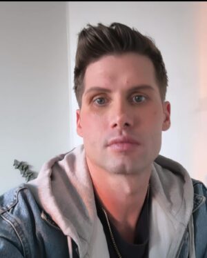 Benoît Dubois Instagram - Le changement n’est pas toujours négatif ou positif, mais il est toujours différent. 

#changementpositif #coiffurehomme #menshair #mensstyle