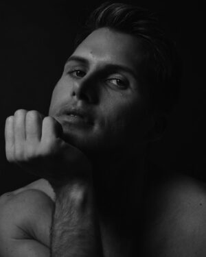 Benoît Dubois Instagram - Enfin ! 📸 Le résultat de mon dernier shooting, et le premier où je me suis vraiment lâché ! Je suis ravi du résultat, qu’en pensez vous ? 😍

#shootingphoto #noiretblancphotographie #portraitphotography 
Ag : @shaunaevents 
Da : @itsnotbenny