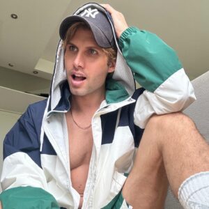 Benoît Dubois Instagram - 🧢 👅 🍬….. 

#outfitoftheday #peterpan #mensoutfit