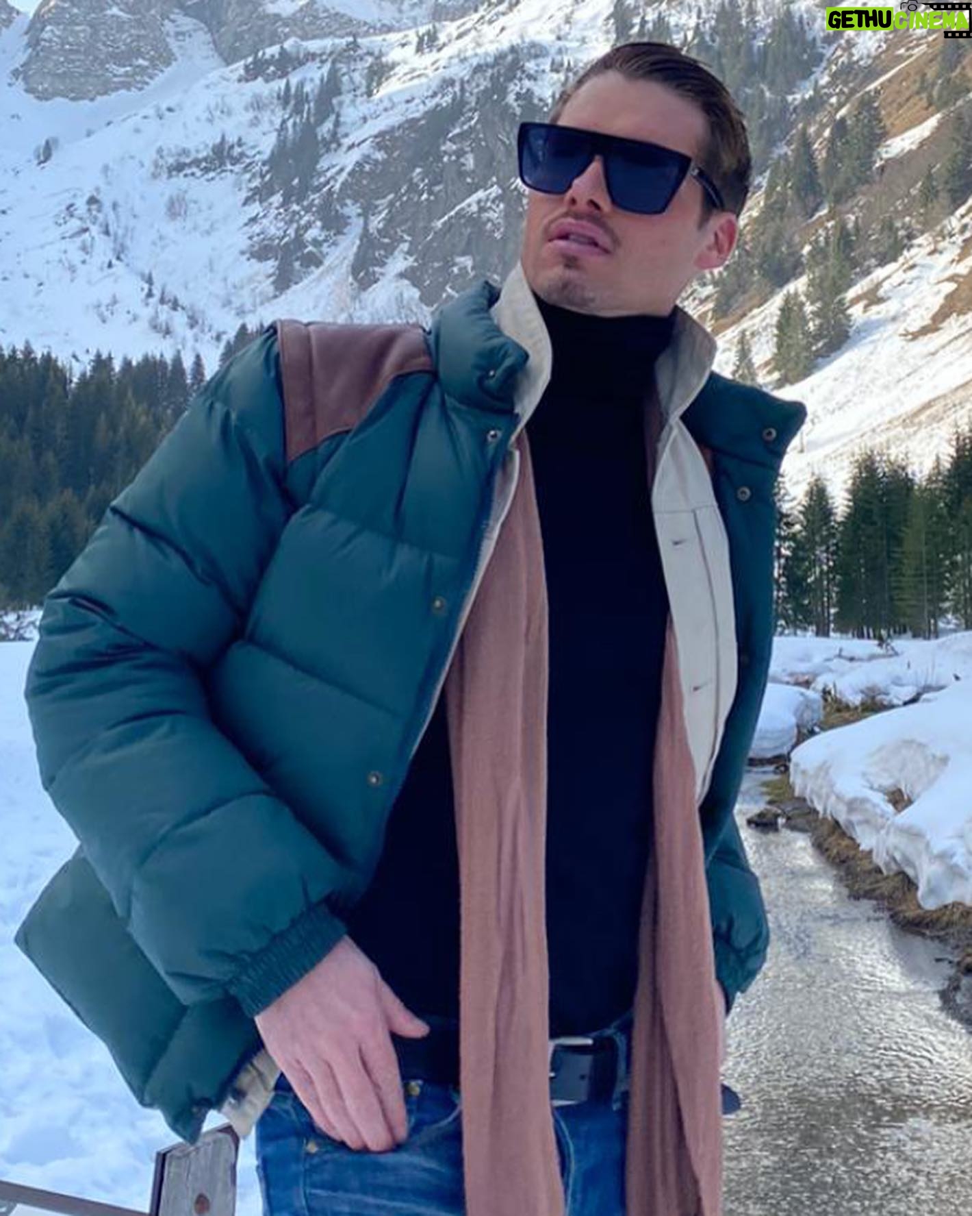 Benoît Dubois - 4.9K Likes - #outfitoftheday #vintagestyle @chevignon_fr ⛰🧳 🦆
Le petit montagnard !!!
#picture 📷 @prescillia.boire