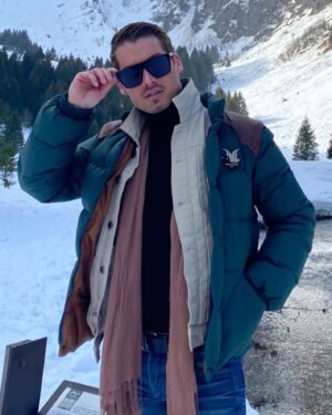 Benoît Dubois Instagram - #outfitoftheday #vintagestyle @chevignon_fr ⛰🧳 🦆 
Le petit montagnard !!! 
#picture 📷 @prescillia.boire