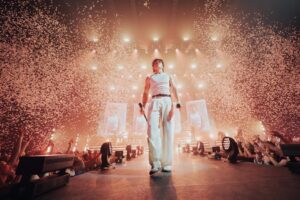 Benson Boone Instagram - Probably the most emotional day of my life. I’m still wondering if this show even happened. Our first arena. Thank you for crying with me, singing with me, laughing with me, feeling with me. I promise you this is just the start of it, and I ain’t slowin down till these tires are burned into the street.

📸: @shaydenschoonover 1,2,3
@mclean.long 4-10