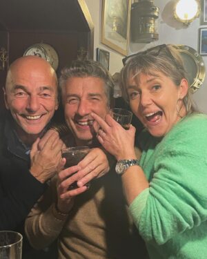 Bérénice Bourgueil Instagram - Plus de 30 ans d’amitié ! C’est de l’amour avec ses hauts et quelques bas… C’est précieux, tellement!!! On ne s’est pas vu aussi souvent qu’on aurait voulu ces dernières années, mais notre base est solide ! Et la magie des retrouvailles ressuscite les détails, les émotions, les moments inavouables 😜( je reste une tombe)! On a mûri, certes, un peu blanchi, mais rien n’a changé ! Mes deux «frèramis » ont fait mon Histoire et j’espère qu’ils continueront à écrire encore de nombreux chapitres !
Love U ❤️❤️