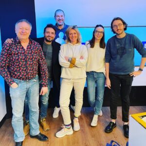 Bérénice Bourgueil Instagram - Toute l’équipe au grand complet ! Ça c’est de la team !!! On vous invite avec grand plaisir tous les samedis dès 15h sur @europe1  C’est arrivé près de chez vous !
@clara_leger @laurentbarat_officiel @nicolasbuytaers @el_beubeu_ et Marc Giraud ( bientôt sur Instagram???)
