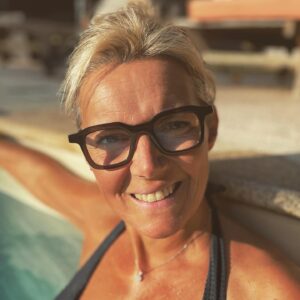 Bérénice Bourgueil Instagram - À un moment donné il faut accepter l’aide de professionnels… et d’être bigleuse surtout !!😳 Merciiiii à Sandra et son équipe @latelier_doptique pour leurs conseils, bonne humeur et chicons ( comprend qui pourra).
Belle journée !