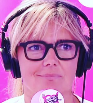 Bérénice Bourgueil Instagram - Vous voyez ce bonheur incomparable et ce sourire béat ? C’est normal, j’ai un 🎧 , un 🎤 : je fais de la 📻 et p*** de b**** de m**** qu’est-ce que j’aime  ça !