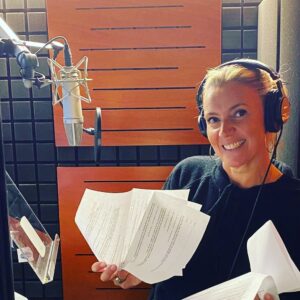 Bérénice Bourgueil Instagram - On ne doit pas forcément être la journée mondiale de la radio pour la soutenir ou dire qu’on l’aime ! Moi j’adooooore  ça ! Et tout ce qui gravite autour : les voix off, les promo, les itv, l’inconnu du direct, les rencontres, bref j’aime ça !
Je le vis une année de plus grâce à @europe1 mais aussi ce week-end grâce à @laurentpetitg @brunoguillonoff et @manuofficiel pour Radio Restos @restos.du.coeur .
La Radio sert aussi à ça : aider, mobiliser, donner! On compte sur vous !
Sans oublier @belrtl et mon Opération Pièces Rouges.
Je suis carrément Radio Gaga !!!!
Belle journée !