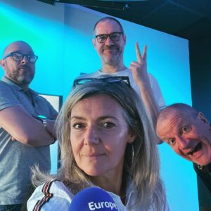 Bérénice Bourgueil Instagram - Béré et ses hommes !!!
Retrouvez-nous tous les jours du lundi au vendredi de 16h à 18h sur @europe1 dans C’est arrivé près de chez vous ! Et gagnez un an de vacances @leboat.france .
@clara_leger @nicolasbuytaers @julesbleblond @pierregalibert @alexandrehmr