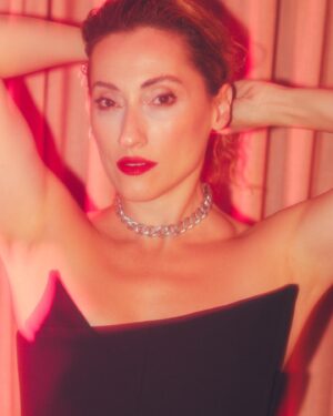 Berfu Öngören Instagram - 📸🎆⚡️ 
.

.

.

.

#photo #photooftheday #fashion #explorepage #explore #moda #beauty #style #lifestyle #hair #makeup #red #black #pink #instadaily #day #actress #istanbul