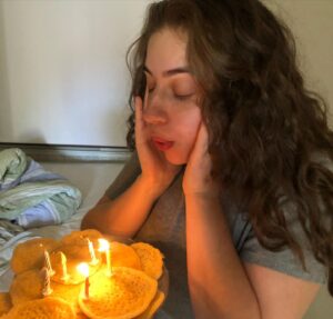 Beri Gerwise Instagram - BABY MAMA FYLLER 27! 🎂💕💕💕💕💕💕💕💕💕💕💕💕💕 tänk att jag får fira dig ännu ett år, njuta av ditt sällskap och växa med dig. Dom som känner dig vet att du är för vacker för detta universum, för STOR! Hade jag kunnat hade jag skapat ett helt nytt bara för dig!!!! Men du önskade dig marockanska baghrir, så det fick bli det istället 🥞 Nicki, jag är så tacksam för dig och att få leva det här livet med dig och våran Nikolas. Jag ska hitta just er, i alla liv. 💘
