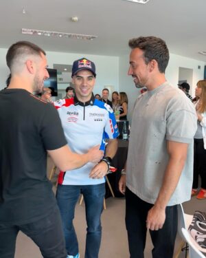 Bernardo Sousa Instagram - Vim ao Algarve ver o @88migueloliveira !!! 
Vamos lá Falcão !!! 
#motogp