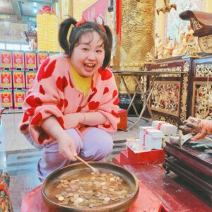 Berry Wen-i Kuo Instagram - 🧧太子遊樂園✨一起快樂過新年🧧

這絕對會是過年時大人小孩的好去處👌

太子遊樂園今年第九年啦🎉🎉
延續一直以來舉辦的愛心慈善公益活動
今年小孩子們最愛的遊樂設施也是一律免費💓

在小孩們開開心心的時候
大人們也可以向太子爺和財神爺祈福求財保平安🙏
（這是我最喜歡的一個環節）
（要記得✅摸摸大元寶✅大錢換小錢）

別忘了也為自己點上一盞燈
照亮好運一整年

搶先體驗的我已經把好運快樂補滿滿了🥳
初一到初五帶著全家大小一起來吧🫶🏻

🎠太子遊樂園🎠
時間：初一到初五
地點：桃園市桃園區國際路一段401巷123號

@huguo_temple 

#桃園護國宮太子爺廟 #桃園護國宮 
#愛心慈善公益活動 #太子遊樂園
#桃園 #桃園景點 #桃園過年 #桃園過年景點 
#過年好去處 #初一走春 #初一要幹嘛