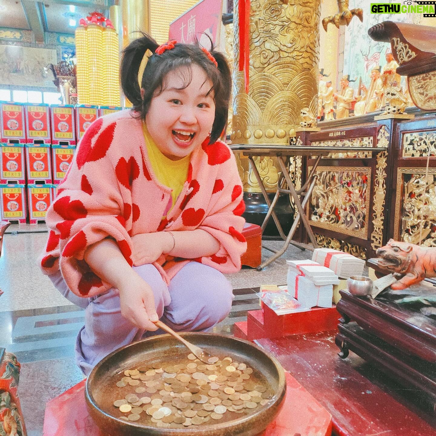 Berry Wen-i Kuo - 229 Likes - 🧧太子遊樂園✨一起快樂過新年🧧
這絕對會是過年時大人小孩的好去處👌
太子遊樂園今年第九年啦🎉🎉
延續一直以來舉辦的愛心慈善公益活動
今年小孩子們最愛的遊樂設施也是一律免費💓
在小孩們開開心心的時候
大人們也可以向太子爺和財神爺祈福求財保平安🙏
(這是我最喜歡的一個環節)
(要記得✅摸摸大元寶✅大錢換小錢)
別忘了也為自己點上一盞燈
照亮好運一整年
搶先體驗的我已經把好運快樂補滿滿了🥳
初一到初五帶著全家大小一起來吧🫶🏻
🎠太子遊樂園🎠
時間:初一到初五
地點:桃園市桃園區國際路一段401巷123號
@huguo_temple
#桃園護國宮太子爺廟 #桃園護國宮
#愛心慈善公益活動 #太子遊樂園
#桃園 #桃園景點 #桃園過年 #桃園過年景點
#過年好去處 #初一走春 #初一要幹嘛