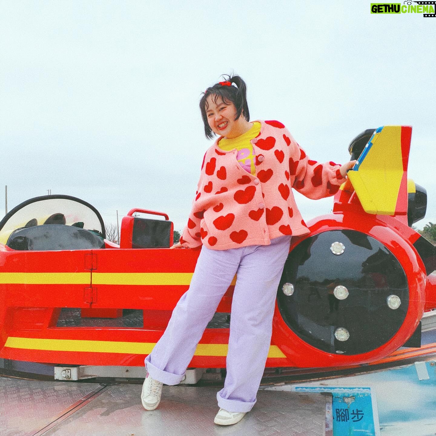 Berry Wen-i Kuo - 229 Likes - 🧧太子遊樂園✨一起快樂過新年🧧
這絕對會是過年時大人小孩的好去處👌
太子遊樂園今年第九年啦🎉🎉
延續一直以來舉辦的愛心慈善公益活動
今年小孩子們最愛的遊樂設施也是一律免費💓
在小孩們開開心心的時候
大人們也可以向太子爺和財神爺祈福求財保平安🙏
(這是我最喜歡的一個環節)
(要記得✅摸摸大元寶✅大錢換小錢)
別忘了也為自己點上一盞燈
照亮好運一整年
搶先體驗的我已經把好運快樂補滿滿了🥳
初一到初五帶著全家大小一起來吧🫶🏻
🎠太子遊樂園🎠
時間:初一到初五
地點:桃園市桃園區國際路一段401巷123號
@huguo_temple
#桃園護國宮太子爺廟 #桃園護國宮
#愛心慈善公益活動 #太子遊樂園
#桃園 #桃園景點 #桃園過年 #桃園過年景點
#過年好去處 #初一走春 #初一要幹嘛