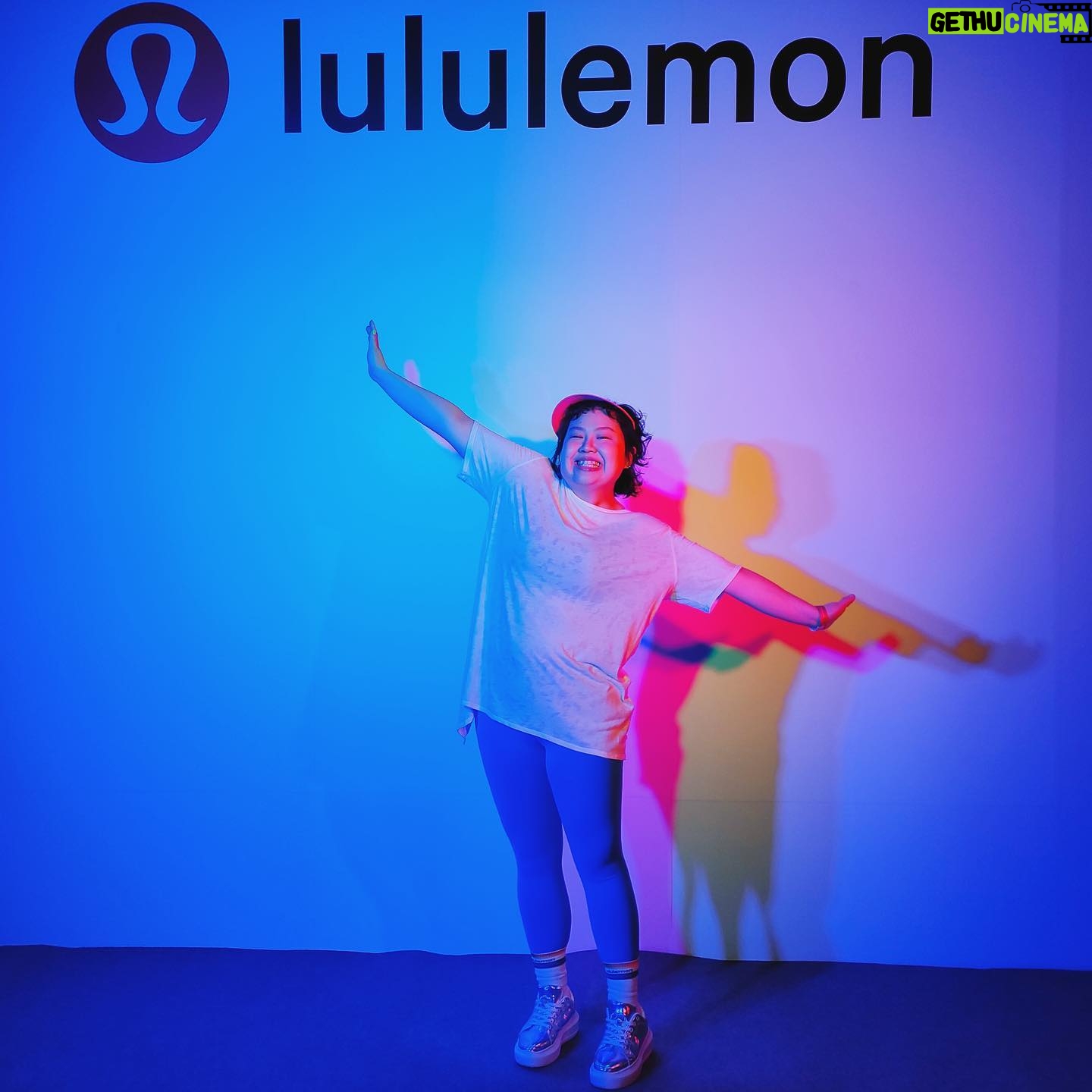 Berry Wen-i Kuo - 186 Likes - @lululemontw
#findyourwellbeing 派對🎉 🎉🎉
1️⃣謝謝 #lululemon ,除了用漂亮好穿的衣服照顧鍛鍊中的自己的身體之外,心裡也要被好好照顧一下唷🫶🏻
2️⃣當然我也是優先要照顧一下胃的部份👍🏼👍🏼👍🏼
3️⃣有一面大大lululemon的裝置,用來把自己的願望掛在上面。
4️⃣「對自己,身心誠實💓」是我的願望,共勉之。
5️⃣最喜歡的一個環節:戴上耳機,花五分鐘做正念冥想。
說實在的,這是我近期聽過最喜歡的冥想指示,我已經把網址記下來了,想要每天都聽~
(也把它放在限動分享給大家)
6️⃣沈浸式空間太舒服,忍不住就⋯⋯
(我的腿又舒服又好看)
7️⃣找到喜歡的對象⋯⋯的服裝範本。
8️⃣在搖滾區開開心心,就算喝氣泡水也是嗨~
9️⃣做出一個「 #擁抱身心體驗 」的表情。
🔟在入場前先預習蹦蹦跳跳的心情。
💇🏻♀️ @80s_yuna
#大文的日常生活
#大文
