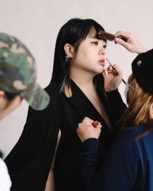 Berry Wen-i Kuo Instagram - 剛剛聽朋友說她把拍婚紗的時間安排在農曆年後，
心中真是滿滿的respect！

過完年的我，
還會是原本的我嗎？

#忒修斯悖論 #忒修斯之年
#大文

📸 @kazsiuwan
