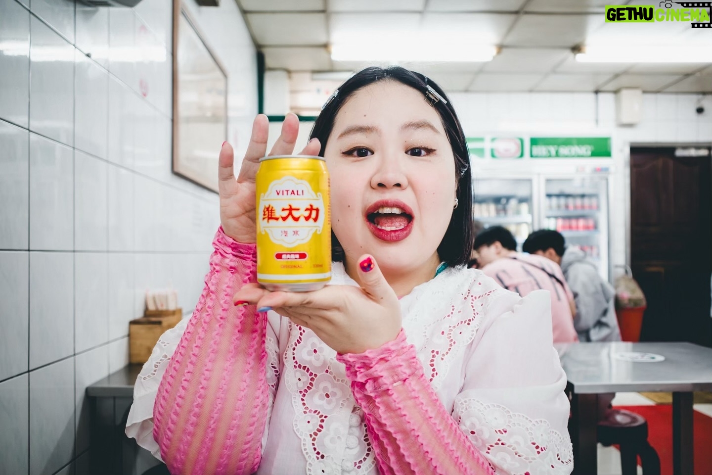 Berry Wen-i Kuo - 229 Likes - 你到餐廳吃飯一旦看到了就不得不喝的飲料是哪一款呢?
我在台灣的話是 #維大力
在香港會選 #忌廉梳打 aka #creamsoda
你呢?
(喝湯喝水的人不可能看到這篇貼文吧!?)
#大文的日常生活 #飲料
#大文