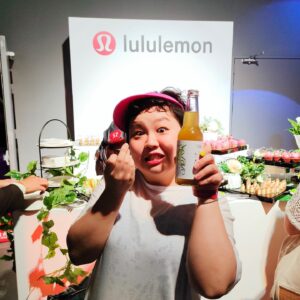 Berry Wen-i Kuo Instagram - @lululemontw 
#findyourwellbeing 派對🎉 🎉🎉

1️⃣謝謝 #lululemon ，除了用漂亮好穿的衣服照顧鍛鍊中的自己的身體之外，心裡也要被好好照顧一下唷🫶🏻

2️⃣當然我也是優先要照顧一下胃的部份👍🏼👍🏼👍🏼

3️⃣有一面大大lululemon的裝置，用來把自己的願望掛在上面。

4️⃣「對自己，身心誠實💓」是我的願望，共勉之。

5️⃣最喜歡的一個環節：戴上耳機，花五分鐘做正念冥想。
說實在的，這是我近期聽過最喜歡的冥想指示，我已經把網址記下來了，想要每天都聽～
（也把它放在限動分享給大家）

6️⃣沈浸式空間太舒服，忍不住就⋯⋯
（我的腿又舒服又好看）

7️⃣找到喜歡的對象⋯⋯的服裝範本。

8️⃣在搖滾區開開心心，就算喝氣泡水也是嗨～

9️⃣做出一個「 #擁抱身心體驗 」的表情。

🔟在入場前先預習蹦蹦跳跳的心情。

💇🏻‍♀️ @80s_yuna 

#大文的日常生活 
#大文