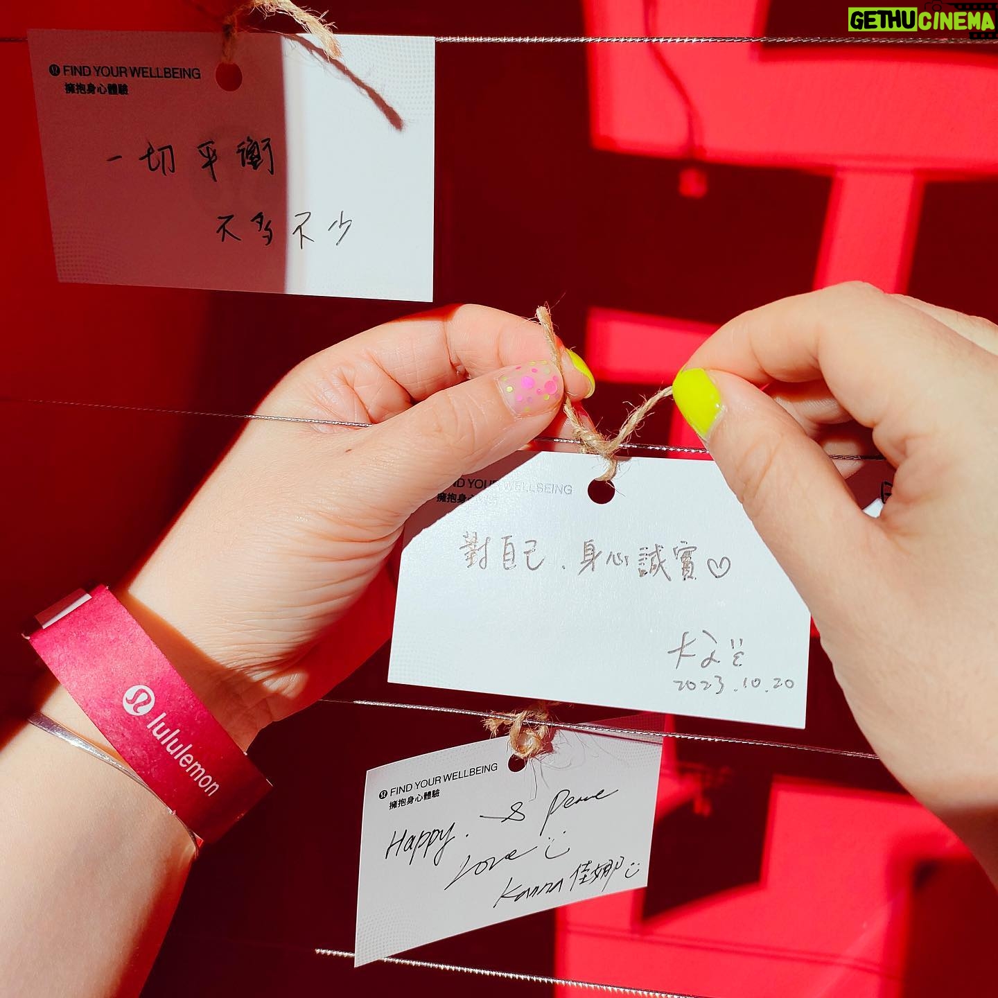 Berry Wen-i Kuo - 186 Likes - @lululemontw
#findyourwellbeing 派對🎉 🎉🎉
1️⃣謝謝 #lululemon ,除了用漂亮好穿的衣服照顧鍛鍊中的自己的身體之外,心裡也要被好好照顧一下唷🫶🏻
2️⃣當然我也是優先要照顧一下胃的部份👍🏼👍🏼👍🏼
3️⃣有一面大大lululemon的裝置,用來把自己的願望掛在上面。
4️⃣「對自己,身心誠實💓」是我的願望,共勉之。
5️⃣最喜歡的一個環節:戴上耳機,花五分鐘做正念冥想。
說實在的,這是我近期聽過最喜歡的冥想指示,我已經把網址記下來了,想要每天都聽~
(也把它放在限動分享給大家)
6️⃣沈浸式空間太舒服,忍不住就⋯⋯
(我的腿又舒服又好看)
7️⃣找到喜歡的對象⋯⋯的服裝範本。
8️⃣在搖滾區開開心心,就算喝氣泡水也是嗨~
9️⃣做出一個「 #擁抱身心體驗 」的表情。
🔟在入場前先預習蹦蹦跳跳的心情。
💇🏻♀️ @80s_yuna
#大文的日常生活
#大文