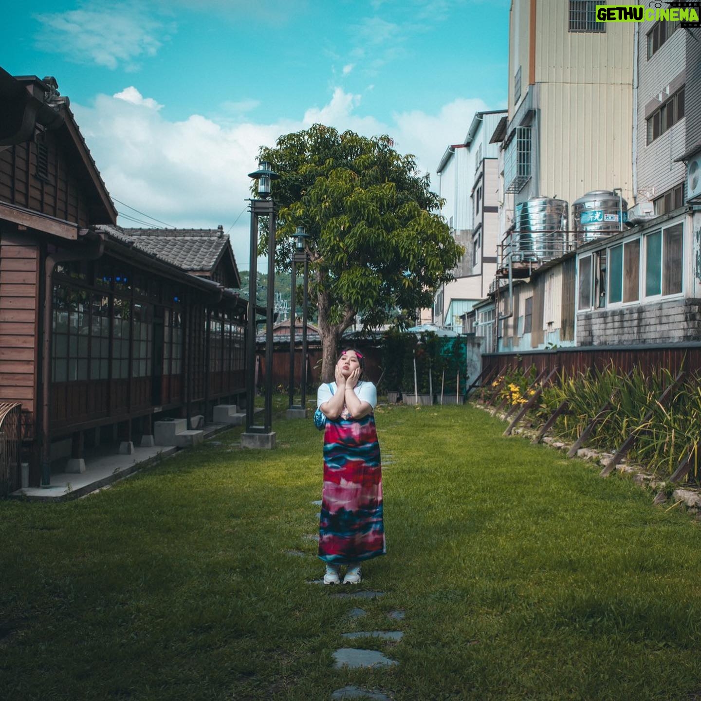 Berry Wen-i Kuo - 215 Likes - 好像可以討論件有趣的小事情
— #怪癖 。
我是在近期才對這些事情有明顯的自覺的。
大概在十幾歲或是二十代初期,雖然隱隱約約發現自己一定有些習慣是跟其他人不一樣,但是卻還沒辦法具體的梳理出來。(也有可能還在感受跟世界和他人的關係和距離吧?)
由於我也不是特別偏食或是在生活習慣上異於常人的人,所以在發現自己怪癖的路上花了一些時間。
這次先跟大家公開其中一個怪癖,雖然對其他人無關緊要,對我卻很重要。
【沒看過的電影一定要重頭看】
我爸媽超級喜愛電影台,常常經過客廳的時候,他們都在看電影,吃飯的時候也常常配電影。
但我只要是沒看過的電影,要是沒有從一開始看,會讓我瞬間失去看電影的意願,就算是才開始五分鐘也不行!!
如果是剛好在吃飯,我就會非常非常專心的用餐,絕不讓自己眼睛看到電視。
對於已經看過的電影,則是從什麼點開始收看都沒有問題。
我也曾經納悶過:為什麼在這個地方要那麼倔?
但沒什麼答案。
就是這樣!
好像就是被這樣設定了!
也因為發現自己的怪癖,我對其他人的怪異小行徑通常不會太在意,因為可能沒什麼原因,也沒有什麼好需要被改變的地方。
其他的怪癖,下次再來討論。
你有什麼怪癖嗎?
要不要說給我聽?
#我的怪癖 #大文怪癖記錄
#自我察覺
#大文