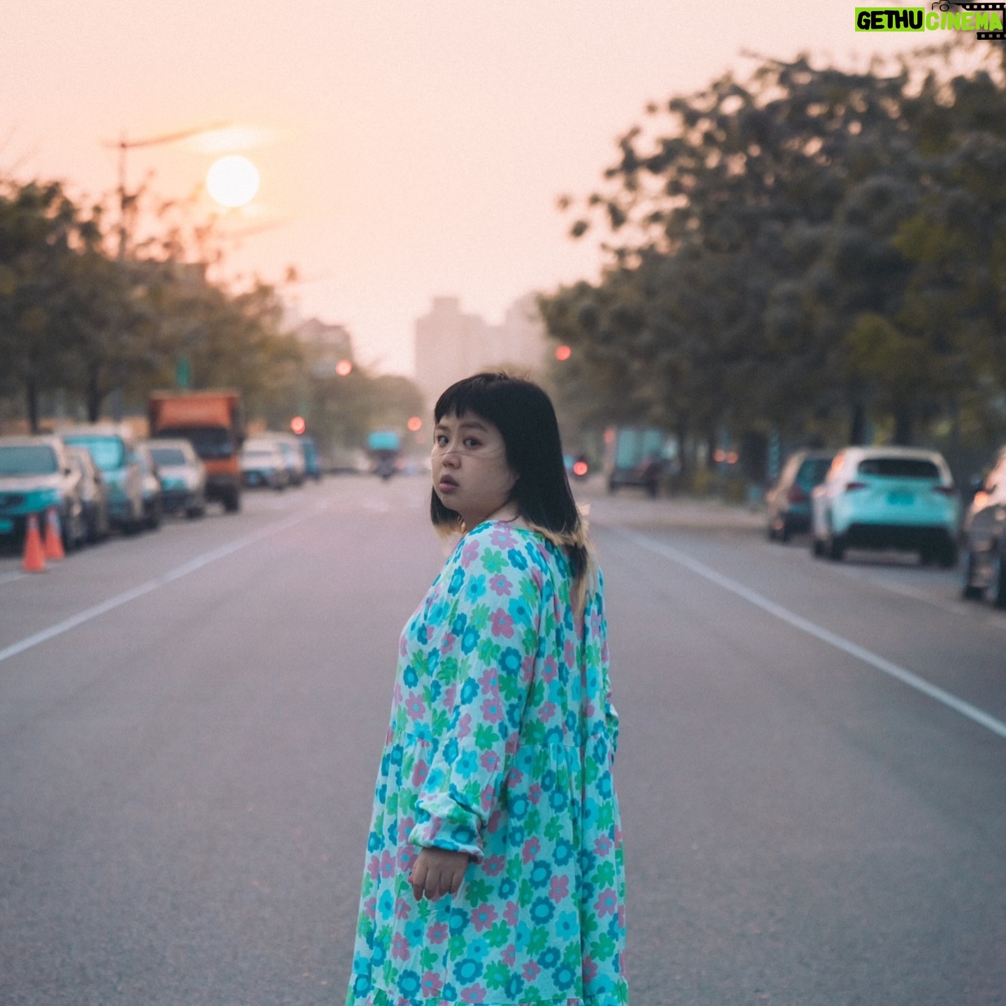 Berry Wen-i Kuo - 223 Likes - 昨天玩抽新年指引的時候,
抽到「大膽地表達自己」。
其實蠻驚嚇也蠻心虛的,
不知道大家怎麼看,
但其實我所表達出來跟我實際所想的比例大概是1/10吧?
也是不是說太在意別人看法(雖然也包含了這樣的成份),
而且很多事情很多想法,
在我表示出來以前就被:
「算了你們不知道也不會怎麼樣」、
「沒有人會跟我有相同感覺的」⋯⋯
這樣的想法阻擋了。
所以開心的我,
其實是十倍的開心,
悲傷的我是十倍的悲傷,
好奇的我是十倍的好奇,
尷尬的我也是十倍的尷尬。
(族繁不及備載)
這可能就是摩羯座的死樣子吧?
不好好表達。
只好當成今年的目標好好矯正一下囉⋯⋯
(但是照片是去年的)
#大文 #表達