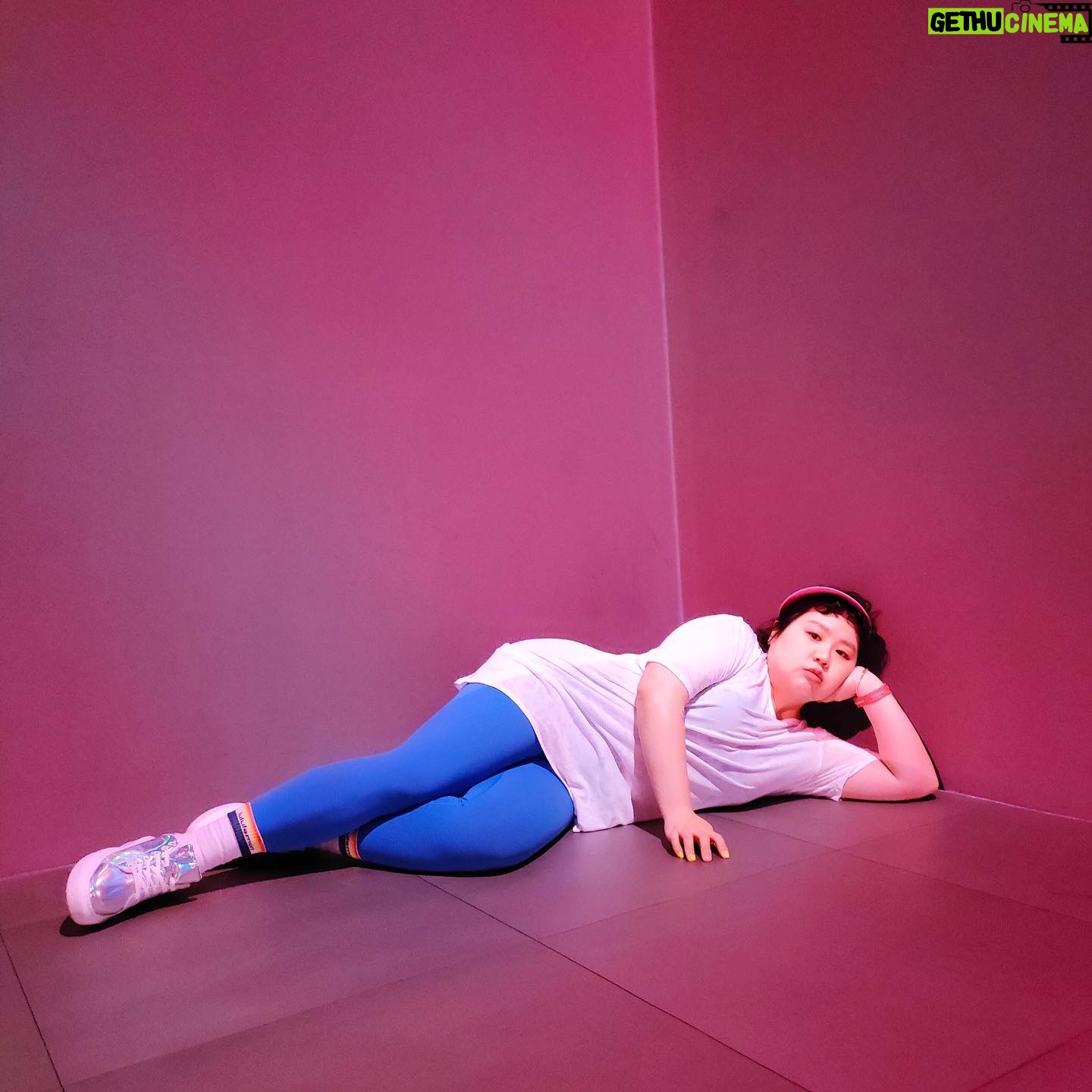 Berry Wen-i Kuo - 186 Likes - @lululemontw
#findyourwellbeing 派對🎉 🎉🎉
1️⃣謝謝 #lululemon ,除了用漂亮好穿的衣服照顧鍛鍊中的自己的身體之外,心裡也要被好好照顧一下唷🫶🏻
2️⃣當然我也是優先要照顧一下胃的部份👍🏼👍🏼👍🏼
3️⃣有一面大大lululemon的裝置,用來把自己的願望掛在上面。
4️⃣「對自己,身心誠實💓」是我的願望,共勉之。
5️⃣最喜歡的一個環節:戴上耳機,花五分鐘做正念冥想。
說實在的,這是我近期聽過最喜歡的冥想指示,我已經把網址記下來了,想要每天都聽~
(也把它放在限動分享給大家)
6️⃣沈浸式空間太舒服,忍不住就⋯⋯
(我的腿又舒服又好看)
7️⃣找到喜歡的對象⋯⋯的服裝範本。
8️⃣在搖滾區開開心心,就算喝氣泡水也是嗨~
9️⃣做出一個「 #擁抱身心體驗 」的表情。
🔟在入場前先預習蹦蹦跳跳的心情。
💇🏻♀️ @80s_yuna
#大文的日常生活
#大文