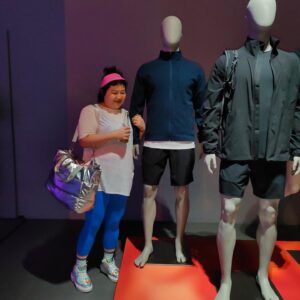 Berry Wen-i Kuo Instagram - @lululemontw 
#findyourwellbeing 派對🎉 🎉🎉

1️⃣謝謝 #lululemon ，除了用漂亮好穿的衣服照顧鍛鍊中的自己的身體之外，心裡也要被好好照顧一下唷🫶🏻

2️⃣當然我也是優先要照顧一下胃的部份👍🏼👍🏼👍🏼

3️⃣有一面大大lululemon的裝置，用來把自己的願望掛在上面。

4️⃣「對自己，身心誠實💓」是我的願望，共勉之。

5️⃣最喜歡的一個環節：戴上耳機，花五分鐘做正念冥想。
說實在的，這是我近期聽過最喜歡的冥想指示，我已經把網址記下來了，想要每天都聽～
（也把它放在限動分享給大家）

6️⃣沈浸式空間太舒服，忍不住就⋯⋯
（我的腿又舒服又好看）

7️⃣找到喜歡的對象⋯⋯的服裝範本。

8️⃣在搖滾區開開心心，就算喝氣泡水也是嗨～

9️⃣做出一個「 #擁抱身心體驗 」的表情。

🔟在入場前先預習蹦蹦跳跳的心情。

💇🏻‍♀️ @80s_yuna 

#大文的日常生活 
#大文