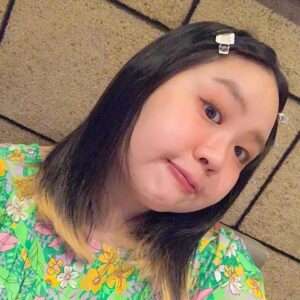 Berry Wen-i Kuo Instagram - 前天發生了近期之內痛苦指數最高值的事件！

而這件事情也是我第一次經歷。

在一邊痛苦的當下還順便想到：
「我一定要把這件事情稟報給大聖靈才行！」
（有看老高的朋友們就會知道我在說什麼）

這件事就是—
【手指被大蒜侵蝕事件】
（是的我在學《X調查》）

事情發生在兩天前的大文家。

這天傍晚，
3X歲的大文像往常一樣的為家人準備晚餐，
她拿出在塑膠網內的大蒜，
打算做一道清炒的義大利麵。

剛好袋子裡就剩兩顆大蒜，
大文心一橫就兩顆都剝了。

她不知道她這個決定，
將會造成接下來的大麻煩。

剝完兩顆大蒜的大文，
此時覺得左手的拇指和食指部份有些刺痛，
但她不以為意，
時常用手剝大蒜的她，
認為這一切就和平常一樣。

接著她用小刀開始把蒜頭們切片，
就在這個時候，
原本已經開始刺痛的兩指，
在沾到大蒜的汁液之後，
竟然變成了劇痛。

此時的大文知道，
這個時候是絕對不能讓手指碰到眼睛的。

慌張的她就像時下的年輕人一樣，
開始上網尋找解痛的方法。

終於，
她在一個發佈已久的部落格中，
找到了一些偏方。

這些偏方不外乎是：
「用肥皂洗手」、
「將手泡在醋裡面」、
「將手泡在清酒裡面」，
或是「在手指上塗抹一些橄欖油」。

狗急跳牆的大文將這些方法都ㄧㄧ嘗試，
她先是用肥皂洗了很多次手，
再請妹妹拿來清酒和醋，
並將手指泡在裡面。

但這些動作都無法減輕她任何一分痛苦，
左手的食指和拇指就像被去了皮似的一樣劇痛。

時間一分一秒的過去了，
劇痛導致的汗水佈滿她的頭。

此時的大文絕望了，
她從冷凍櫃拿出買蛋糕送的保冷劑，
決定回到房間躺一下。

她用食指和拇指夾住和冰塊一樣溫度的保冷劑，
雖然對於手指是一種刺激，
但是在大蒜侵蝕的劇痛之下，
稍微感覺比較好一些。

漸漸地，
她的手指也失去了感覺⋯⋯

大概在兩分鐘過後，
大文的腦內冒出一個想法：
「不知道現在手指頭是什麼味道？」
隨即她變把手指放進了嘴裡。

令人意外的是，
這時候的手指，
味道竟然跟大蒜本人極為相似，
就算剛剛洗了十幾次手，
還是不減大蒜味的濃郁。

大文出自本能的想嘗試看看，
手指上的大蒜味到底有多耐吃⋯⋯

沒想到她這一吃，
居然把劇痛也吃掉了！

是的，
感謝看到這裡的你，
你不是剛好可能在馬桶上沒有東西閱讀，
就是想diss我的Will粉吧？

但我只想告訴你，
我找到除去令手指劇痛的大蒜汁的方法了。

就是吃掉它！

拜託一定要把這個小屁事記下來！！！！！

它在某一年某一天你在廚房裡哇哇大叫的時候可以拯救你。

至於，
到底多有效，
那要讓你們自己試試看了。

#大文的日常生活 
#大文的人生建議 
#大蒜 #刺痛 #劇痛 #大蒜刺激
#大文