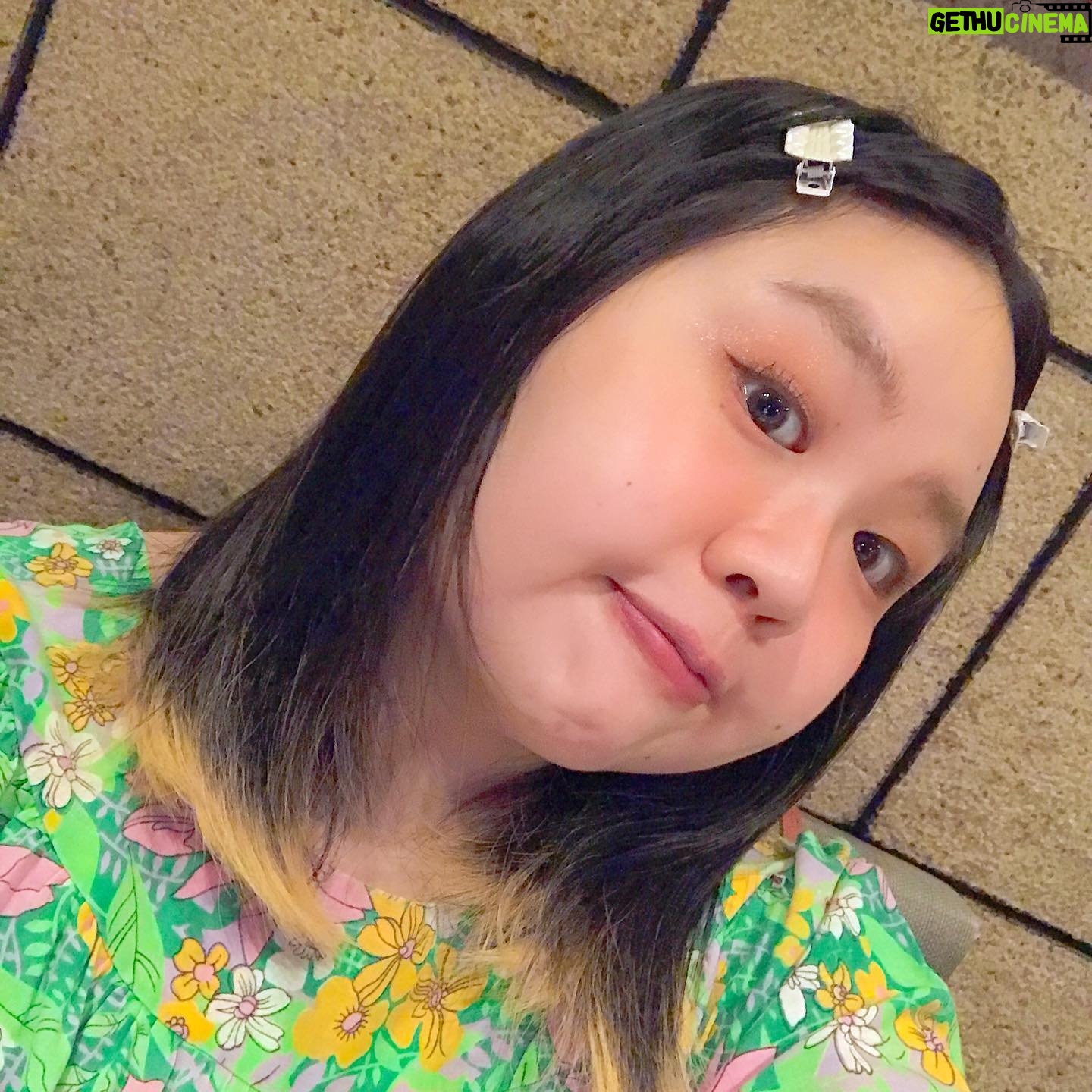 Berry Wen-i Kuo - 511 Likes - 前天發生了近期之內痛苦指數最高值的事件!
而這件事情也是我第一次經歷。
在一邊痛苦的當下還順便想到:
「我一定要把這件事情稟報給大聖靈才行!」
(有看老高的朋友們就會知道我在說什麼)
這件事就是—
【手指被大蒜侵蝕事件】
(是的我在學《X調查》)
事情發生在兩天前的大文家。
這天傍晚,
3X歲的大文像往常一樣的為家人準備晚餐,
她拿出在塑膠網內的大蒜,
打算做一道清炒的義大利麵。
剛好袋子裡就剩兩顆大蒜,
大文心一橫就兩顆都剝了。
她不知道她這個決定,
將會造成接下來的大麻煩。
剝完兩顆大蒜的大文,
此時覺得左手的拇指和食指部份有些刺痛,
但她不以為意,
時常用手剝大蒜的她,
認為這一切就和平常一樣。
接著她用小刀開始把蒜頭們切片,
就在這個時候,
原本已經開始刺痛的兩指,
在沾到大蒜的汁液之後,
竟然變成了劇痛。
此時的大文知道,
這個時候是絕對不能讓手指碰到眼睛的。
慌張的她就像時下的年輕人一樣,
開始上網尋找解痛的方法。
終於,
她在一個發佈已久的部落格中,
找到了一些偏方。
這些偏方不外乎是:
「用肥皂洗手」、
「將手泡在醋裡面」、
「將手泡在清酒裡面」,
或是「在手指上塗抹一些橄欖油」。
狗急跳牆的大文將這些方法都ㄧㄧ嘗試,
她先是用肥皂洗了很多次手,
再請妹妹拿來清酒和醋,
並將手指泡在裡面。
但這些動作都無法減輕她任何一分痛苦,
左手的食指和拇指就像被去了皮似的一樣劇痛。
時間一分一秒的過去了,
劇痛導致的汗水佈滿她的頭。
此時的大文絕望了,
她從冷凍櫃拿出買蛋糕送的保冷劑,
決定回到房間躺一下。
她用食指和拇指夾住和冰塊一樣溫度的保冷劑,
雖然對於手指是一種刺激,
但是在大蒜侵蝕的劇痛之下,
稍微感覺比較好一些。
漸漸地,
她的手指也失去了感覺⋯⋯
大概在兩分鐘過後,
大文的腦內冒出一個想法:
「不知道現在手指頭是什麼味道?」
隨即她變把手指放進了嘴裡。
令人意外的是,
這時候的手指,
味道竟然跟大蒜本人極為相似,
就算剛剛洗了十幾次手,
還是不減大蒜味的濃郁。
大文出自本能的想嘗試看看,
手指上的大蒜味到底有多耐吃⋯⋯
沒想到她這一吃,
居然把劇痛也吃掉了!
是的,
感謝看到這裡的你,
你不是剛好可能在馬桶上沒有東西閱讀,
就是想diss我的Will粉吧?
但我只想告訴你,
我找到除去令手指劇痛的大蒜汁的方法了。
就是吃掉它!
拜託一定要把這個小屁事記下來!!!!!
它在某一年某一天你在廚房裡哇哇大叫的時候可以拯救你。
至於,
到底多有效,
那要讓你們自己試試看了。
#大文的日常生活
#大文的人生建議
#大蒜 #刺痛 #劇痛 #大蒜刺激
#大文