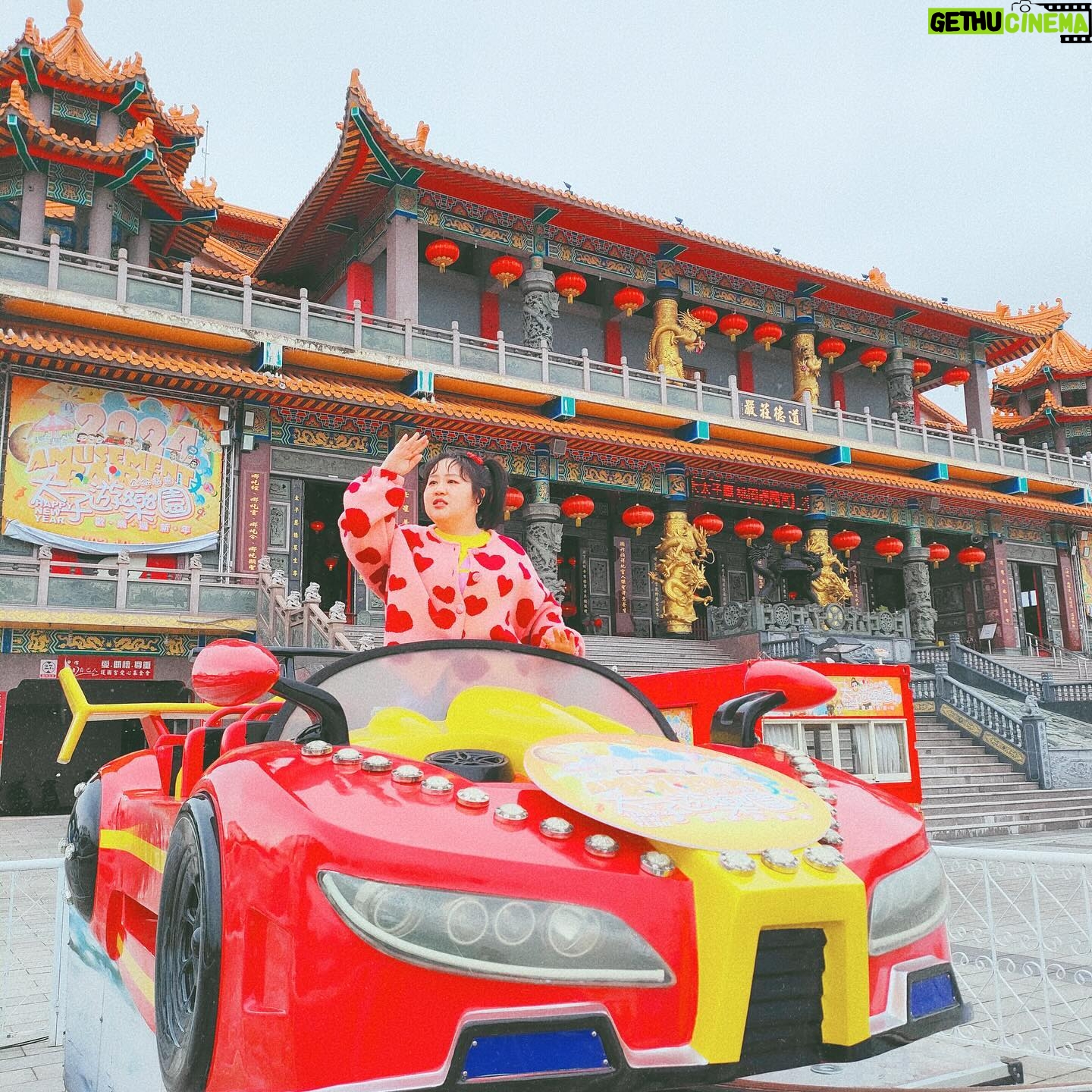 Berry Wen-i Kuo - 229 Likes - 🧧太子遊樂園✨一起快樂過新年🧧
這絕對會是過年時大人小孩的好去處👌
太子遊樂園今年第九年啦🎉🎉
延續一直以來舉辦的愛心慈善公益活動
今年小孩子們最愛的遊樂設施也是一律免費💓
在小孩們開開心心的時候
大人們也可以向太子爺和財神爺祈福求財保平安🙏
(這是我最喜歡的一個環節)
(要記得✅摸摸大元寶✅大錢換小錢)
別忘了也為自己點上一盞燈
照亮好運一整年
搶先體驗的我已經把好運快樂補滿滿了🥳
初一到初五帶著全家大小一起來吧🫶🏻
🎠太子遊樂園🎠
時間:初一到初五
地點:桃園市桃園區國際路一段401巷123號
@huguo_temple
#桃園護國宮太子爺廟 #桃園護國宮
#愛心慈善公益活動 #太子遊樂園
#桃園 #桃園景點 #桃園過年 #桃園過年景點
#過年好去處 #初一走春 #初一要幹嘛