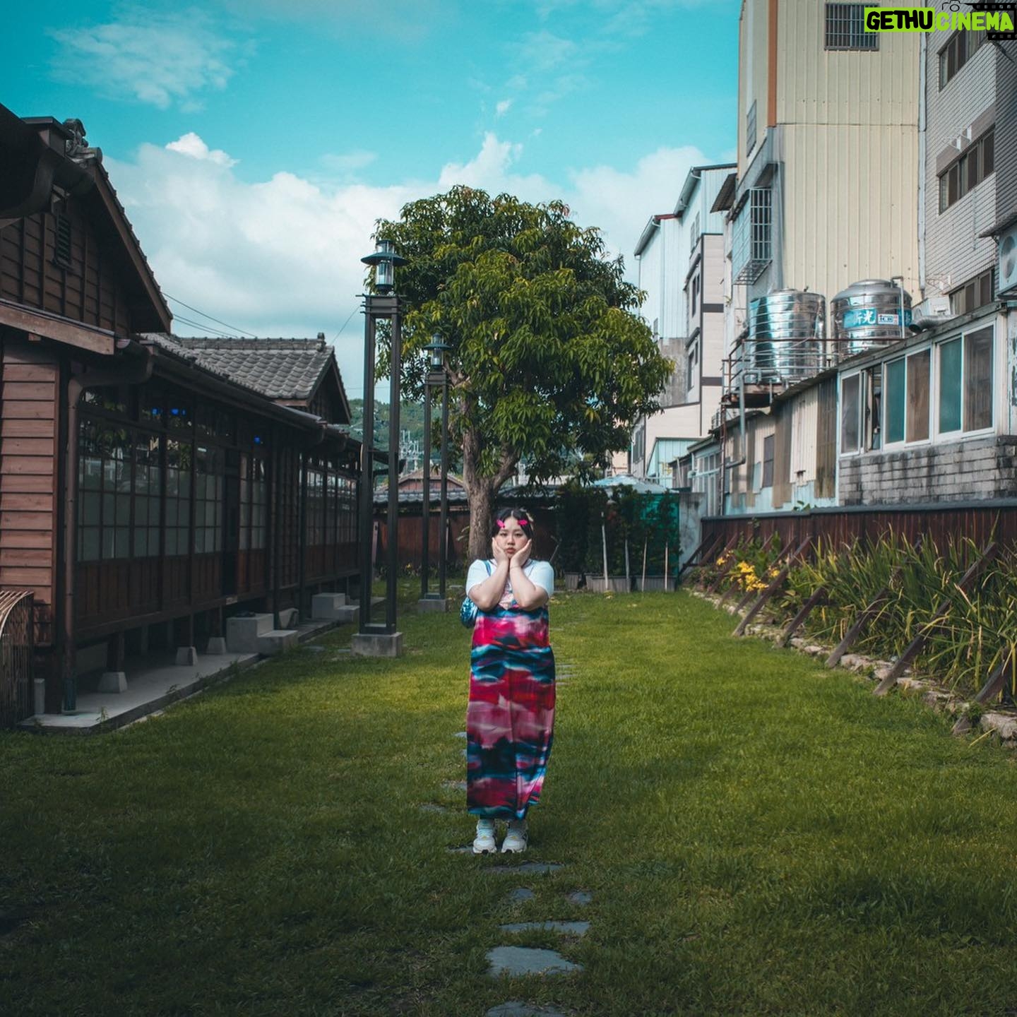 Berry Wen-i Kuo - 215 Likes - 好像可以討論件有趣的小事情
— #怪癖 。
我是在近期才對這些事情有明顯的自覺的。
大概在十幾歲或是二十代初期,雖然隱隱約約發現自己一定有些習慣是跟其他人不一樣,但是卻還沒辦法具體的梳理出來。(也有可能還在感受跟世界和他人的關係和距離吧?)
由於我也不是特別偏食或是在生活習慣上異於常人的人,所以在發現自己怪癖的路上花了一些時間。
這次先跟大家公開其中一個怪癖,雖然對其他人無關緊要,對我卻很重要。
【沒看過的電影一定要重頭看】
我爸媽超級喜愛電影台,常常經過客廳的時候,他們都在看電影,吃飯的時候也常常配電影。
但我只要是沒看過的電影,要是沒有從一開始看,會讓我瞬間失去看電影的意願,就算是才開始五分鐘也不行!!
如果是剛好在吃飯,我就會非常非常專心的用餐,絕不讓自己眼睛看到電視。
對於已經看過的電影,則是從什麼點開始收看都沒有問題。
我也曾經納悶過:為什麼在這個地方要那麼倔?
但沒什麼答案。
就是這樣!
好像就是被這樣設定了!
也因為發現自己的怪癖,我對其他人的怪異小行徑通常不會太在意,因為可能沒什麼原因,也沒有什麼好需要被改變的地方。
其他的怪癖,下次再來討論。
你有什麼怪癖嗎?
要不要說給我聽?
#我的怪癖 #大文怪癖記錄
#自我察覺
#大文