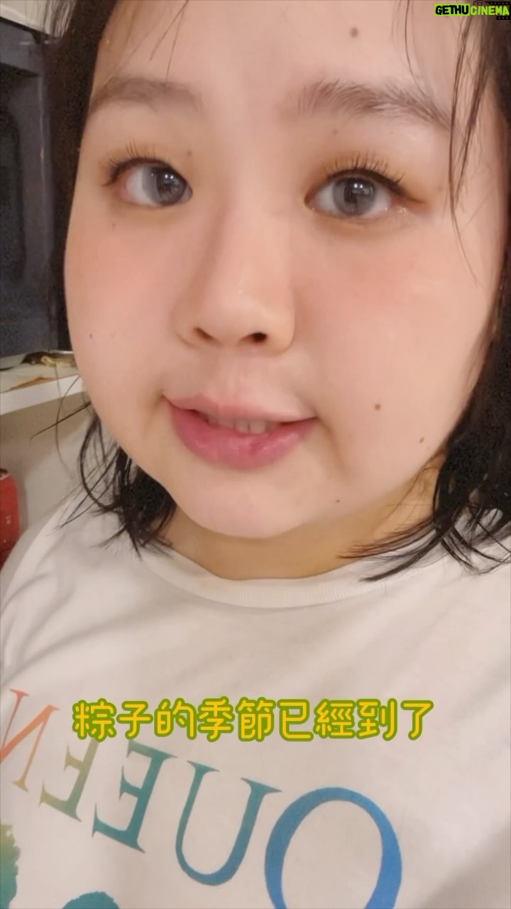 Berry Wen-i Kuo - 243 Likes - #端午節 的哨音你聽到了嗎?
我,吃到了⋯⋯
#沒有常識的知識
#大文的日常生活 #大文
#粽子 #蒸粽子 #微波爐 #懶人 #廚房白癡