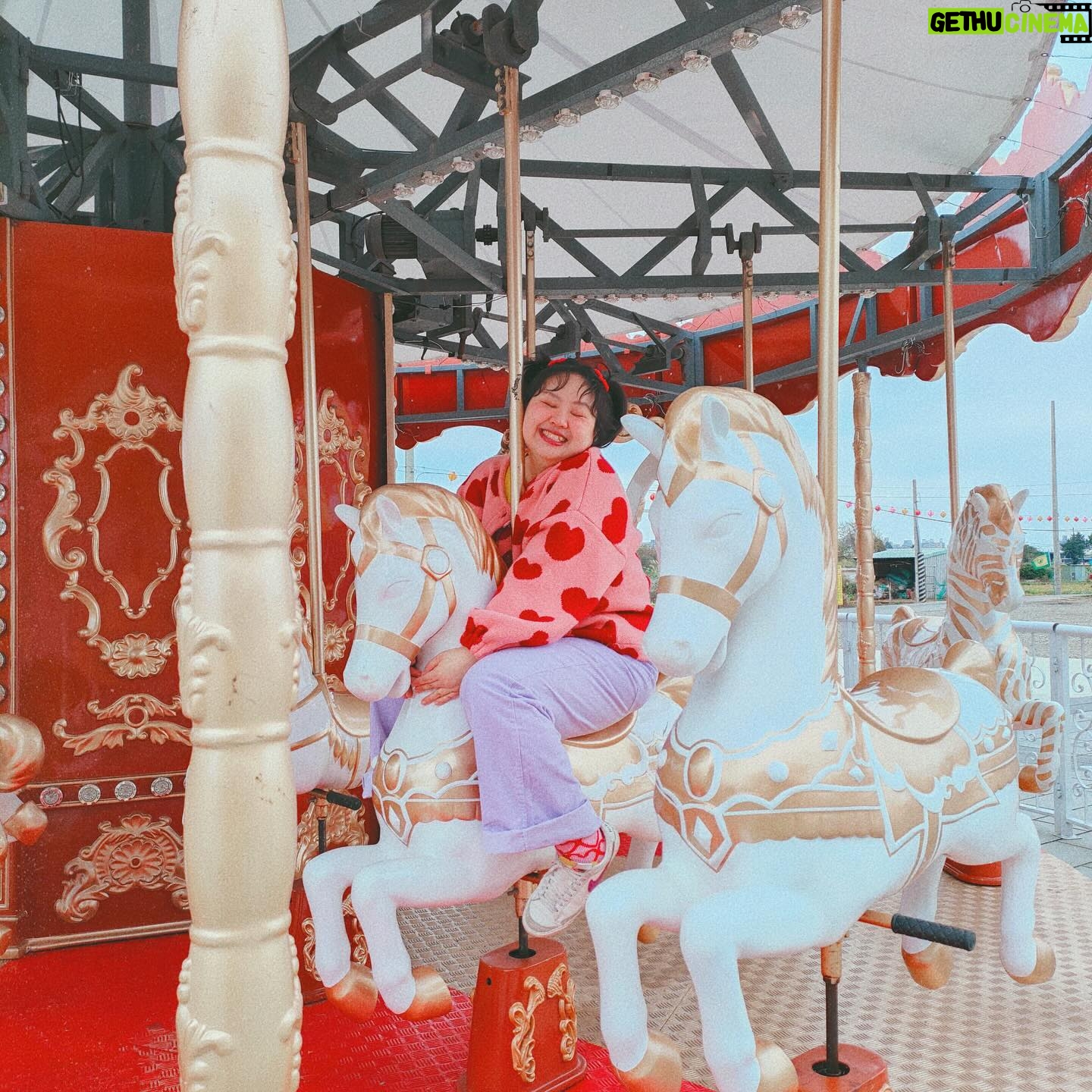 Berry Wen-i Kuo - 229 Likes - 🧧太子遊樂園✨一起快樂過新年🧧
這絕對會是過年時大人小孩的好去處👌
太子遊樂園今年第九年啦🎉🎉
延續一直以來舉辦的愛心慈善公益活動
今年小孩子們最愛的遊樂設施也是一律免費💓
在小孩們開開心心的時候
大人們也可以向太子爺和財神爺祈福求財保平安🙏
(這是我最喜歡的一個環節)
(要記得✅摸摸大元寶✅大錢換小錢)
別忘了也為自己點上一盞燈
照亮好運一整年
搶先體驗的我已經把好運快樂補滿滿了🥳
初一到初五帶著全家大小一起來吧🫶🏻
🎠太子遊樂園🎠
時間:初一到初五
地點:桃園市桃園區國際路一段401巷123號
@huguo_temple
#桃園護國宮太子爺廟 #桃園護國宮
#愛心慈善公益活動 #太子遊樂園
#桃園 #桃園景點 #桃園過年 #桃園過年景點
#過年好去處 #初一走春 #初一要幹嘛