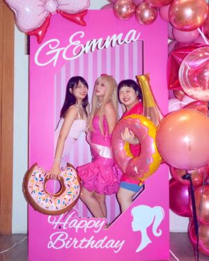 Berry Wen-i Kuo Instagram - ✨🍉大西瓜版本更新🍉✨

#莉卡   #芭比   #椰菜娃娃
=女孩子的夢想（？）一次滿足

附贈自稱避邪用肯尼（？），
可以送給家裡比較涼爽的朋友，
他會在房子裡面跑來跑去喔💓💓💓
（提供免費鬼屋鑑定的服務）

@gemma_811 真的是我心目中數一數二會辦派對的人，
而且她只辦自己的生日趴😂
每年我參加派對的扣打都給她了～
（畢竟是個社交能力萎縮之人）

總之每年的日曆上都會註記好：
8/11就是「吳映潔日」💕
不是又老一歲而是又開心一年喔🫶🏻

#生日快樂 #happybirthday 
#birthdayparty 
#芭比趴 #barbieparty  #barbiestyle
#cabbagepatchkids 就是椰菜娃娃
（有人記得嗎？）
#大西瓜 #大喜鬼 #大喜鬼醜 
#吳映潔 #阿喜 #大文 #無尊