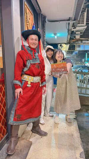 Berry Wen-i Kuo Instagram - #呼麥 初體驗！！！

邊吃 #蒙古火鍋 邊聽 #馬頭琴 和呼麥，
這樣新奇的體驗前所未有啊🤩🤩🤩

更多呼麥的情報，
請追蹤 #烏尼德 ➡️ @unid_khoomei_morinkhuur 

#台北美食 #草原風蒙古火鍋 
#阿喜 #大文
#大文的日常生活