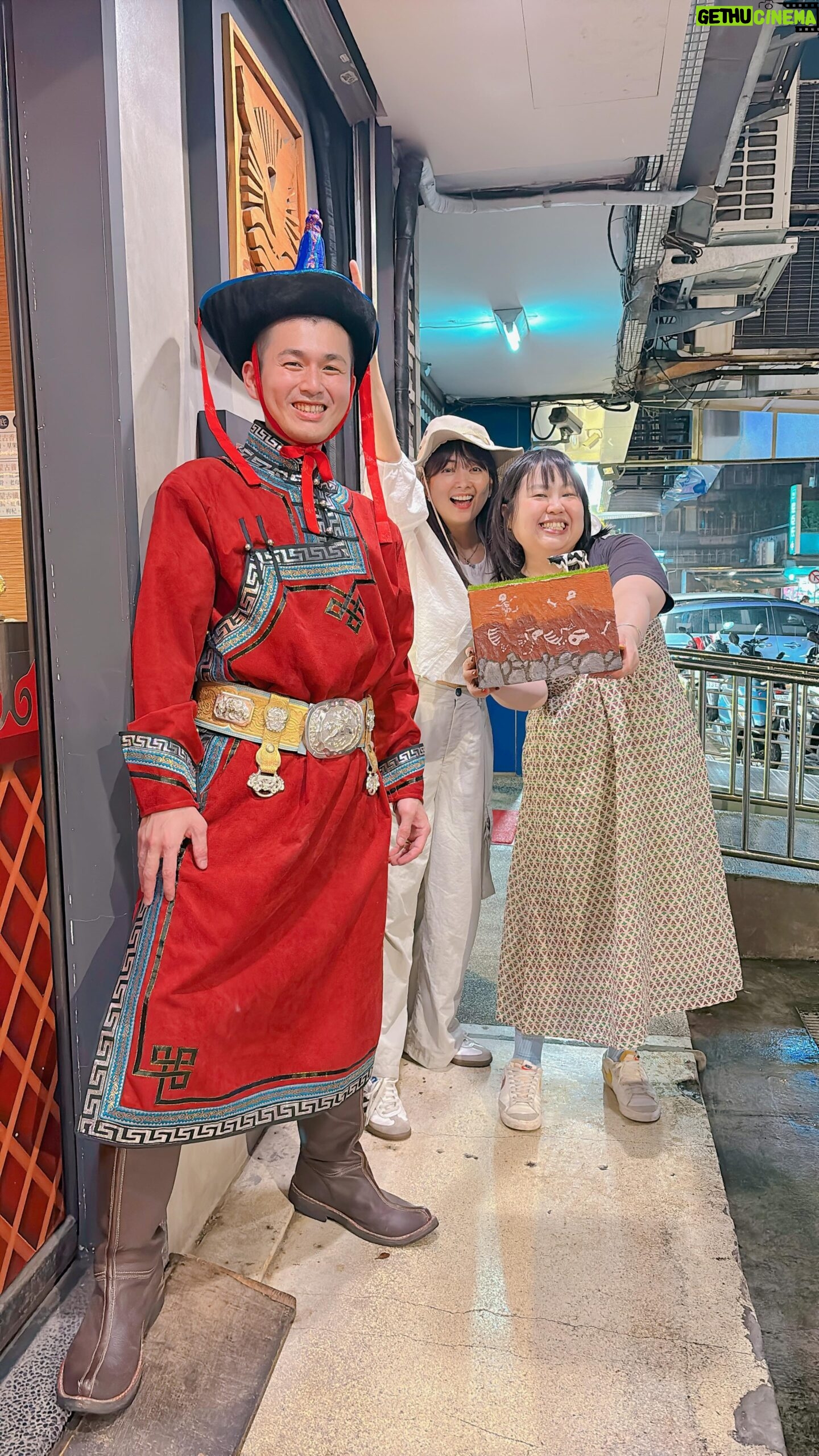 Berry Wen-i Kuo - 871 Likes - #呼麥 初體驗!!!
邊吃 #蒙古火鍋 邊聽 #馬頭琴 和呼麥,
這樣新奇的體驗前所未有啊🤩🤩🤩
更多呼麥的情報,
請追蹤 #烏尼德 ➡️ @unid_khoomei_morinkhuur
#台北美食 #草原風蒙古火鍋
#阿喜 #大文
#大文的日常生活