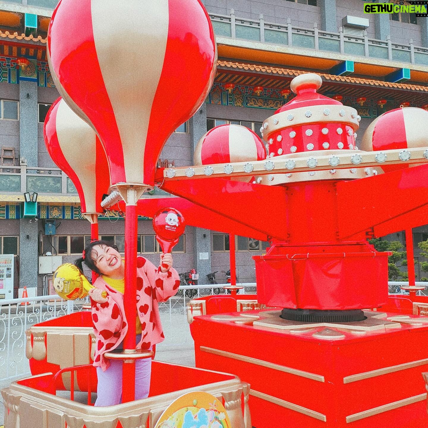 Berry Wen-i Kuo - 229 Likes - 🧧太子遊樂園✨一起快樂過新年🧧
這絕對會是過年時大人小孩的好去處👌
太子遊樂園今年第九年啦🎉🎉
延續一直以來舉辦的愛心慈善公益活動
今年小孩子們最愛的遊樂設施也是一律免費💓
在小孩們開開心心的時候
大人們也可以向太子爺和財神爺祈福求財保平安🙏
(這是我最喜歡的一個環節)
(要記得✅摸摸大元寶✅大錢換小錢)
別忘了也為自己點上一盞燈
照亮好運一整年
搶先體驗的我已經把好運快樂補滿滿了🥳
初一到初五帶著全家大小一起來吧🫶🏻
🎠太子遊樂園🎠
時間:初一到初五
地點:桃園市桃園區國際路一段401巷123號
@huguo_temple
#桃園護國宮太子爺廟 #桃園護國宮
#愛心慈善公益活動 #太子遊樂園
#桃園 #桃園景點 #桃園過年 #桃園過年景點
#過年好去處 #初一走春 #初一要幹嘛