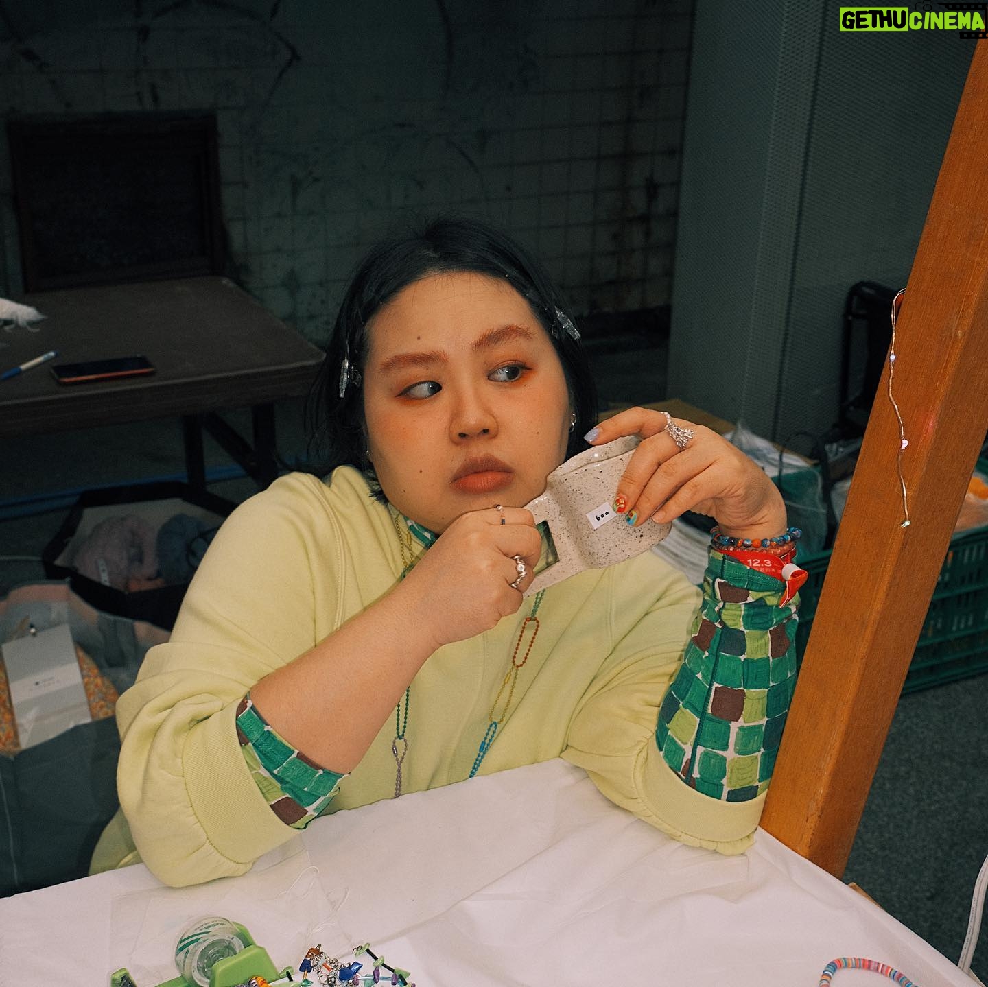 Berry Wen-i Kuo - 235 Likes - #做喜歡的事讓喜歡的事有價值
好喜歡串珠珠,
因而展開為期兩天的市集活動。
因為喜歡,
什麼都想試試,
有那麼好奇又勇於挑戰的靈魂,
太幸福了!!
看到因為音樂而著迷的人們也很幸福,
看到自己的朋友登上舞台更是更是幸福到一個不行🫶🏻
謝謝這兩天經過來看我的大家,
很開心唷💓
#簡單生活節 #簡單生活節2023
@simplelifetw
#編哭編笑 #肖雜貨
@bancoolbansmile
#大文的日常生活 #大文