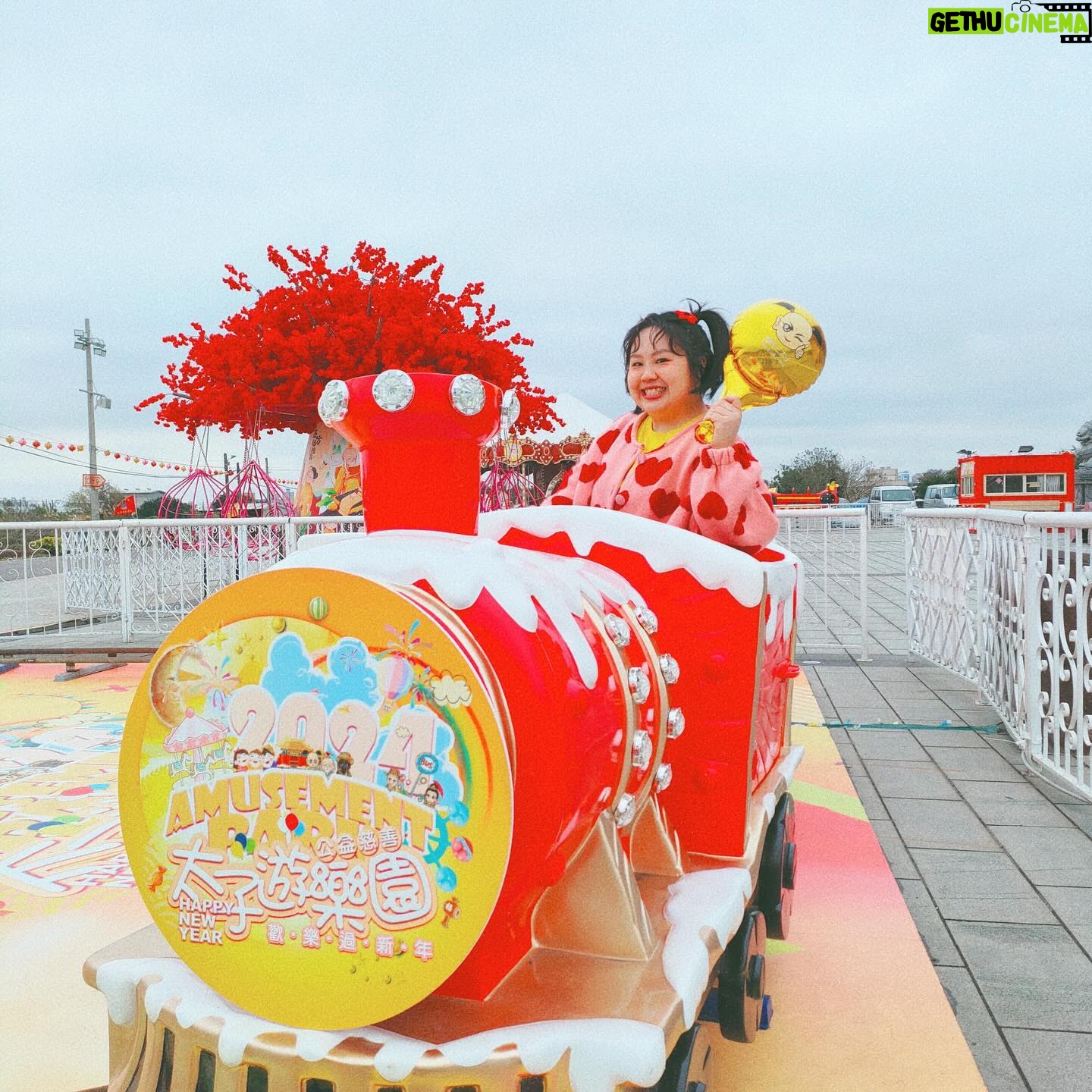 Berry Wen-i Kuo - 229 Likes - 🧧太子遊樂園✨一起快樂過新年🧧
這絕對會是過年時大人小孩的好去處👌
太子遊樂園今年第九年啦🎉🎉
延續一直以來舉辦的愛心慈善公益活動
今年小孩子們最愛的遊樂設施也是一律免費💓
在小孩們開開心心的時候
大人們也可以向太子爺和財神爺祈福求財保平安🙏
(這是我最喜歡的一個環節)
(要記得✅摸摸大元寶✅大錢換小錢)
別忘了也為自己點上一盞燈
照亮好運一整年
搶先體驗的我已經把好運快樂補滿滿了🥳
初一到初五帶著全家大小一起來吧🫶🏻
🎠太子遊樂園🎠
時間:初一到初五
地點:桃園市桃園區國際路一段401巷123號
@huguo_temple
#桃園護國宮太子爺廟 #桃園護國宮
#愛心慈善公益活動 #太子遊樂園
#桃園 #桃園景點 #桃園過年 #桃園過年景點
#過年好去處 #初一走春 #初一要幹嘛