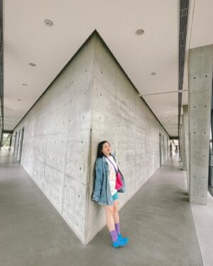 Berry Wen-i Kuo Instagram - #亞洲大學現代美術館 的導覽員姐姐說他們有一個必拍景點，絕對把我拍成 #媽抖明星 ✨✨

結果一拍不得了，直接身高189公分🎊🎊🎊

#大文的日常生活 
#大文