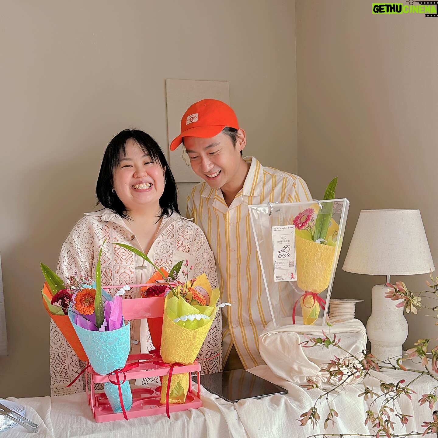 Berry Wen-i Kuo - 2.2K Likes - 在 #520 這天,
我們想告訴大家⋯⋯
昨天收到 @raburabu.flo 的花束超級可愛的🫶🏻🫶🏻🫶🏻
花束很美,
努力為生活綻放的你也很美✨✨
「 #我愛你 」在對別人說之前,
先對著自己說吧💗💗💗
自己才是會陪自己最久的人唷~
快去討好討好自己👍🏼
(然後 @yichiyihua 的預約展覽「花店」太可愛了好喜歡)
#大鶴 #大文
#一器一花
#raburabu
