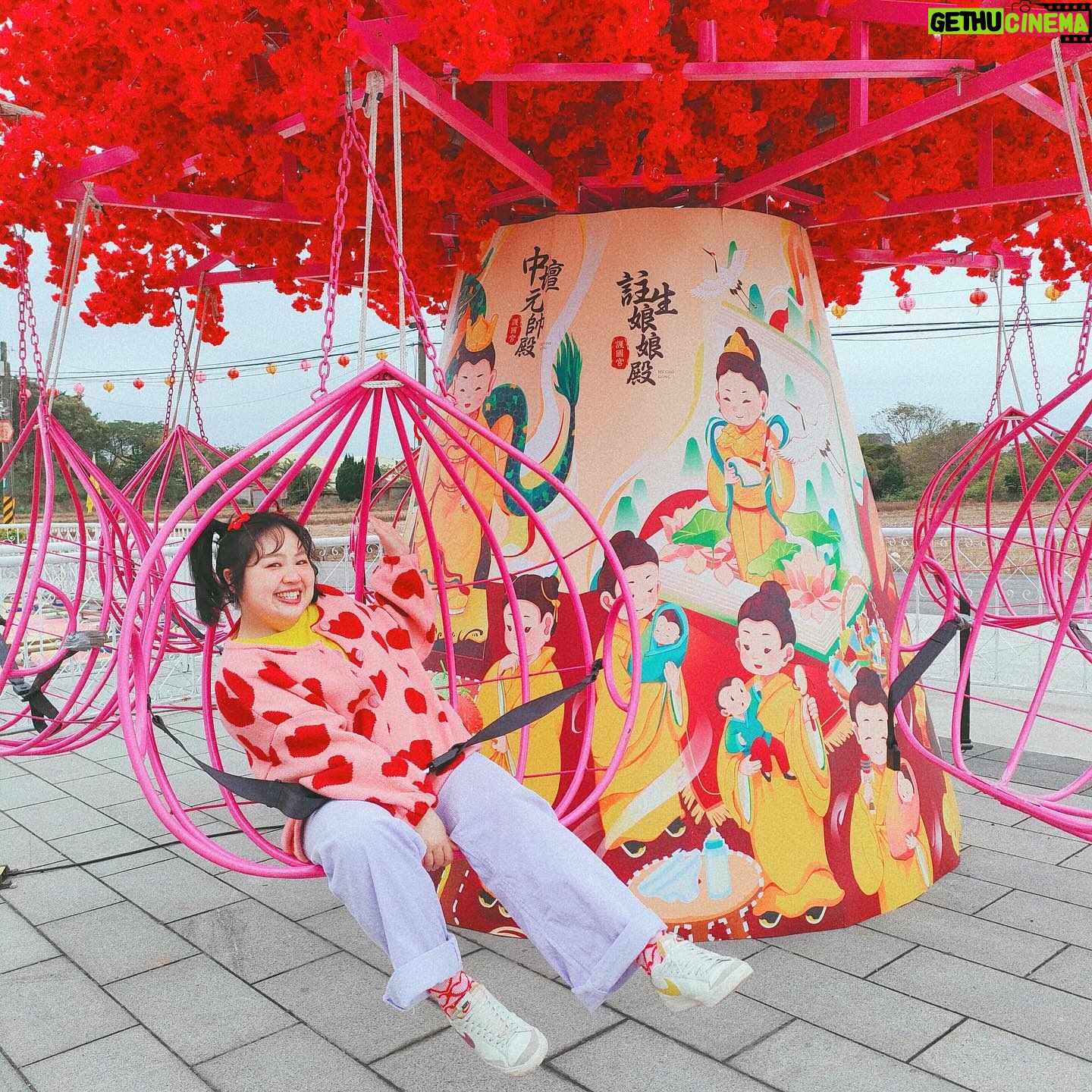 Berry Wen-i Kuo - 229 Likes - 🧧太子遊樂園✨一起快樂過新年🧧
這絕對會是過年時大人小孩的好去處👌
太子遊樂園今年第九年啦🎉🎉
延續一直以來舉辦的愛心慈善公益活動
今年小孩子們最愛的遊樂設施也是一律免費💓
在小孩們開開心心的時候
大人們也可以向太子爺和財神爺祈福求財保平安🙏
(這是我最喜歡的一個環節)
(要記得✅摸摸大元寶✅大錢換小錢)
別忘了也為自己點上一盞燈
照亮好運一整年
搶先體驗的我已經把好運快樂補滿滿了🥳
初一到初五帶著全家大小一起來吧🫶🏻
🎠太子遊樂園🎠
時間:初一到初五
地點:桃園市桃園區國際路一段401巷123號
@huguo_temple
#桃園護國宮太子爺廟 #桃園護國宮
#愛心慈善公益活動 #太子遊樂園
#桃園 #桃園景點 #桃園過年 #桃園過年景點
#過年好去處 #初一走春 #初一要幹嘛