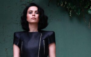 Beste Bereket Instagram - Yine bir sabah yataktan oldugum gibi kalkıp,herkesi ciddiyete davet etmişim😑🤪🤡 👩🏻 #tb