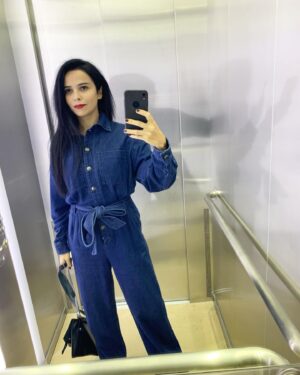 Beste Bereket Instagram - Kırmızı ruja verdigim önemi keşke düğmelerimi iliklemeye verseymişim🤪neyse yine de 💄
