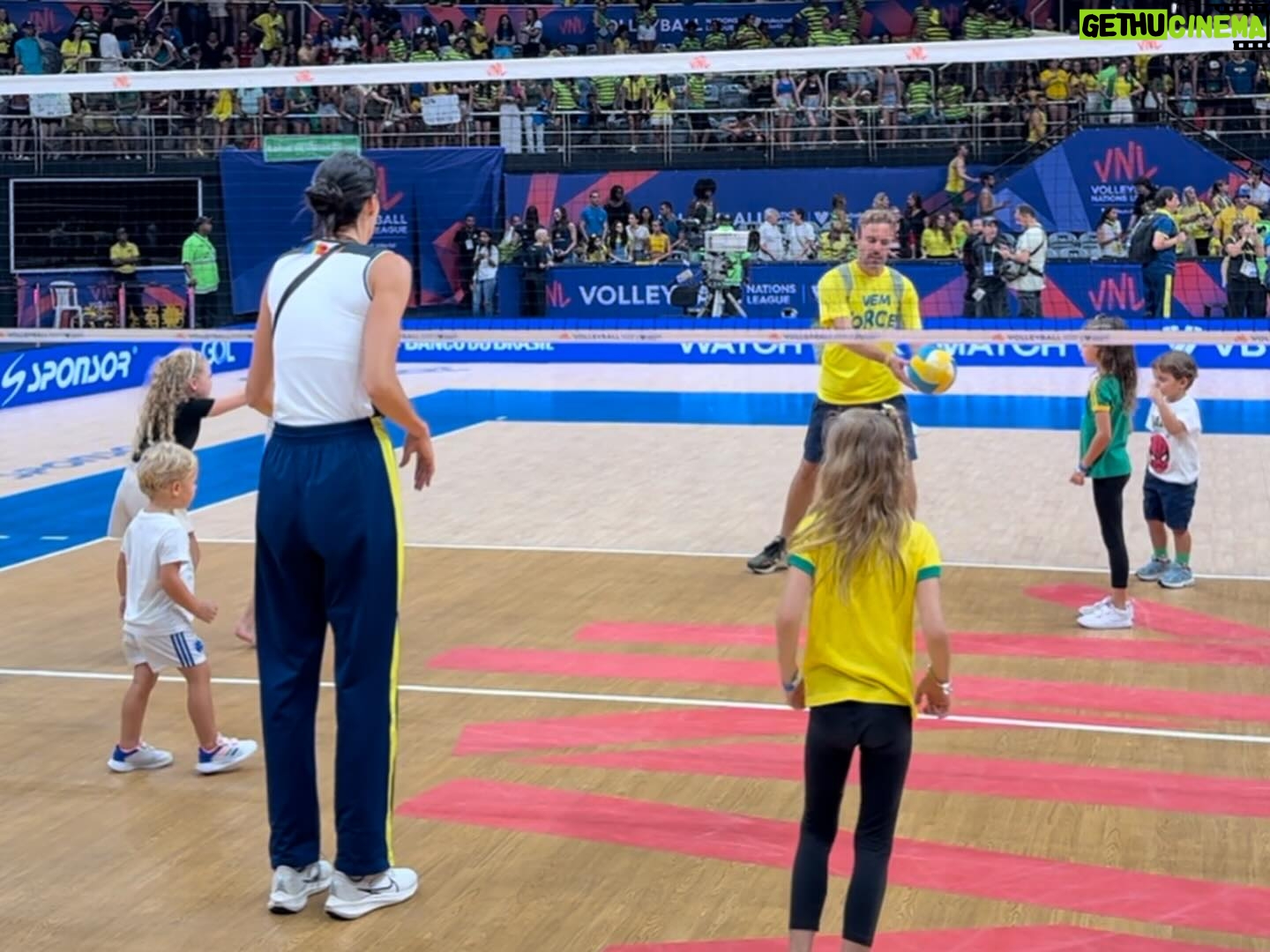 Betina Schmidt - 498 Likes - um domingo especial em família!
A atmosfera e a energia desse jogo não tem igual! Vivemos do esporte e nos emocionamos sempre com ele!
Obrigada @cbvolei & @grupoklefer por proporcionar memórias únicas pra nossa família 💚💙💛
Parabéns meninas, vocês arrasaram! 🇧🇷🏐