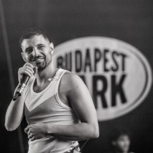 Beton.Hofi Instagram - az enyéimet etetem, ha bemegyek a bankba

🙏🏽 fotók:
Lénárt Tamás 
@martonnphoto